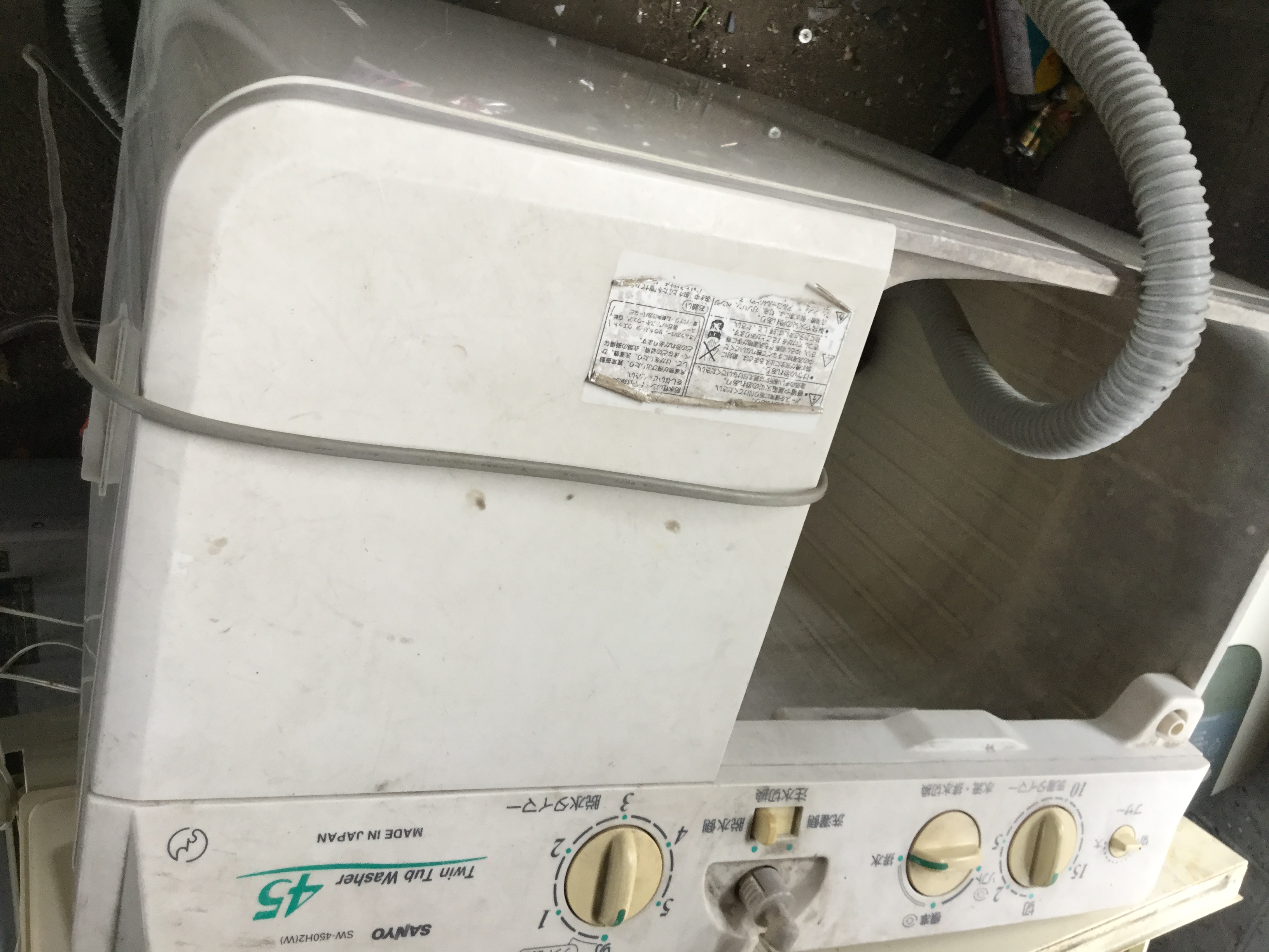 赤穂市砂子付近で回収した二層式洗濯機です。