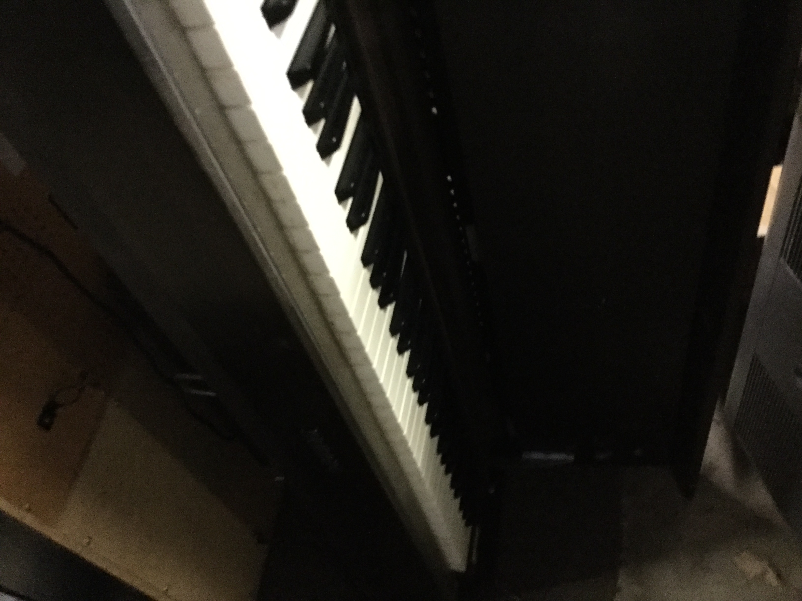 赤穂市宮前町付近で回収したピアノです。