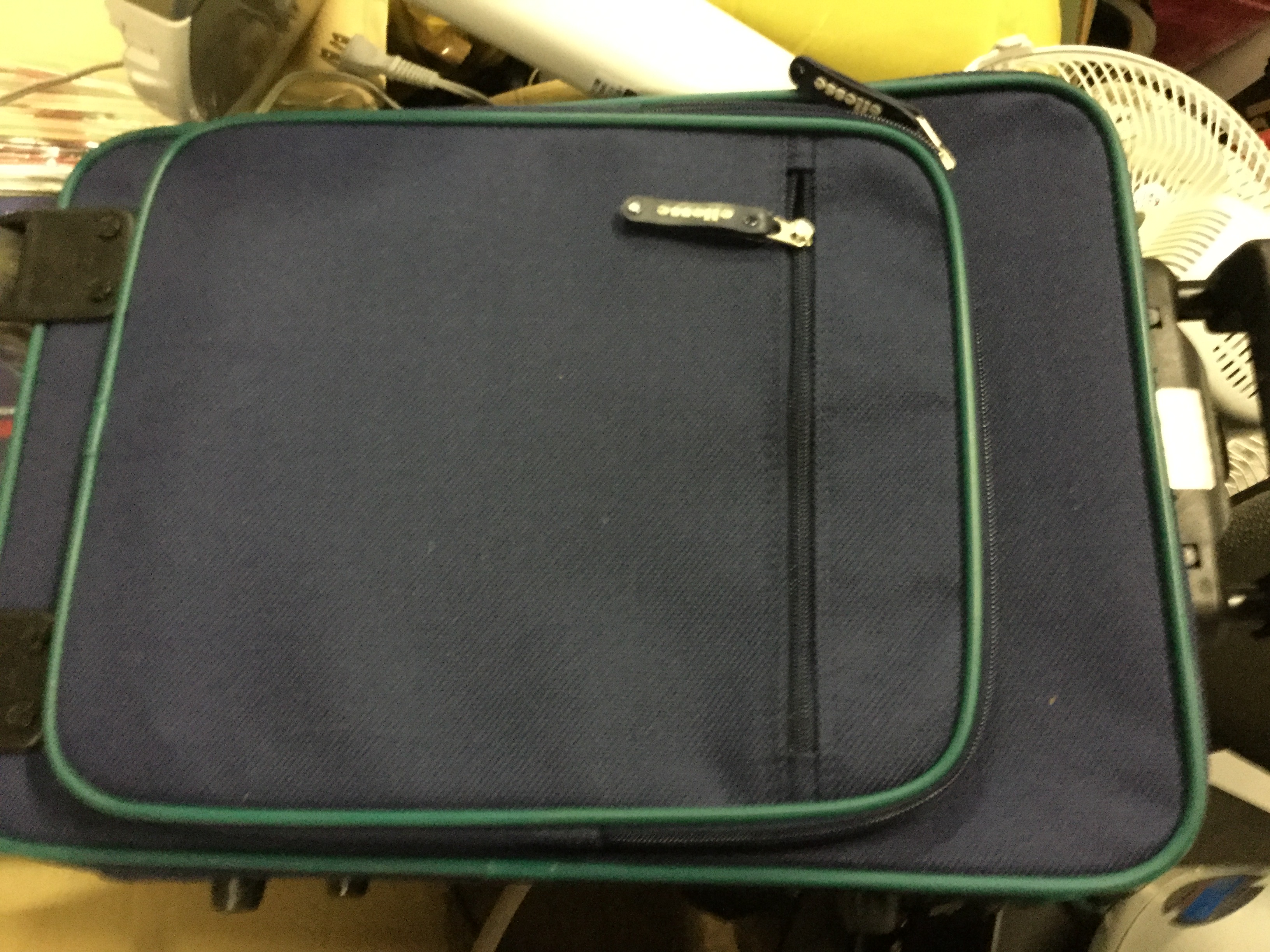姫路市坂元町付近で回収したスーツケースです。