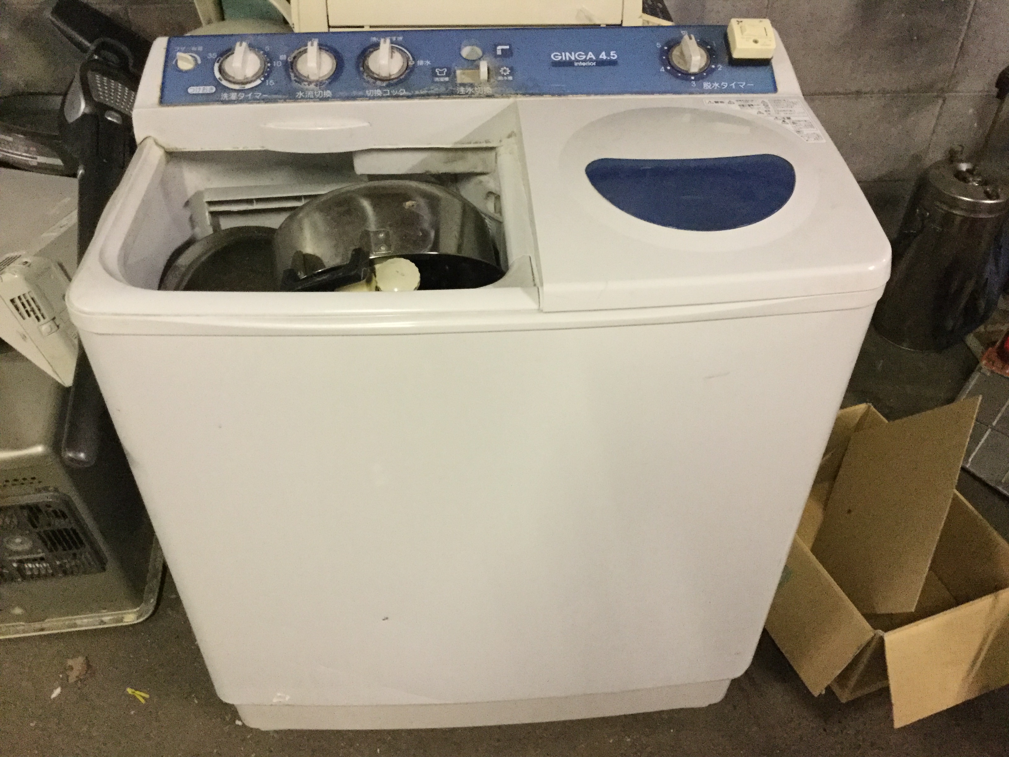 姫路市で回収した二層式洗濯機です。