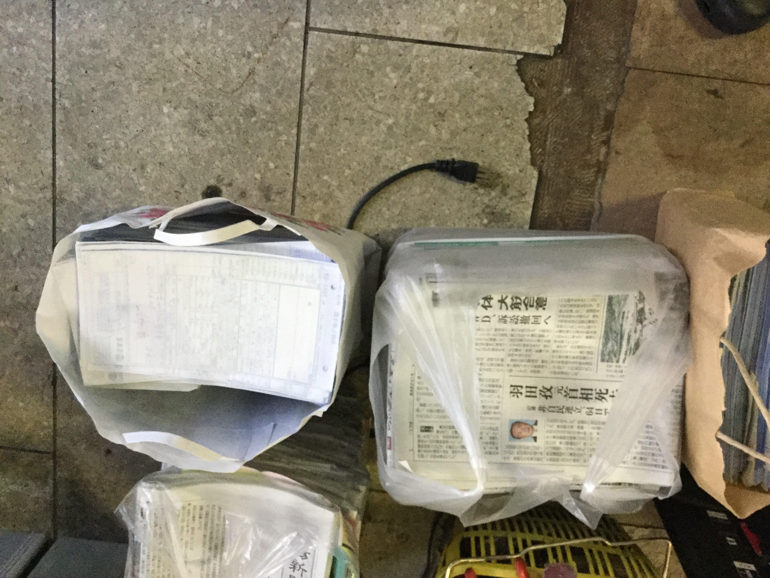 相生市赤坂付近で回収した新聞紙などです。