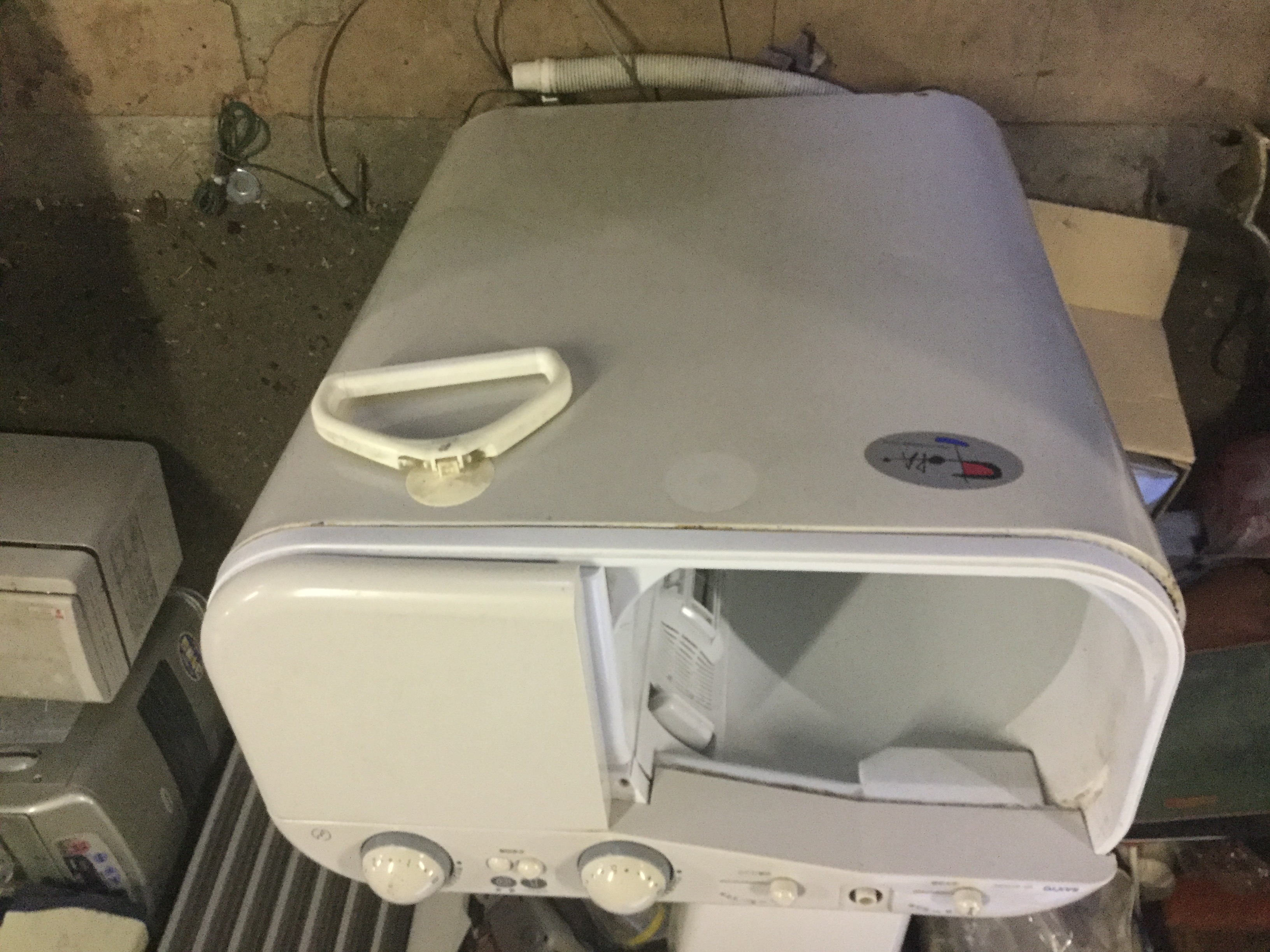 姫路市塩町付近で回収した洗濯機です。