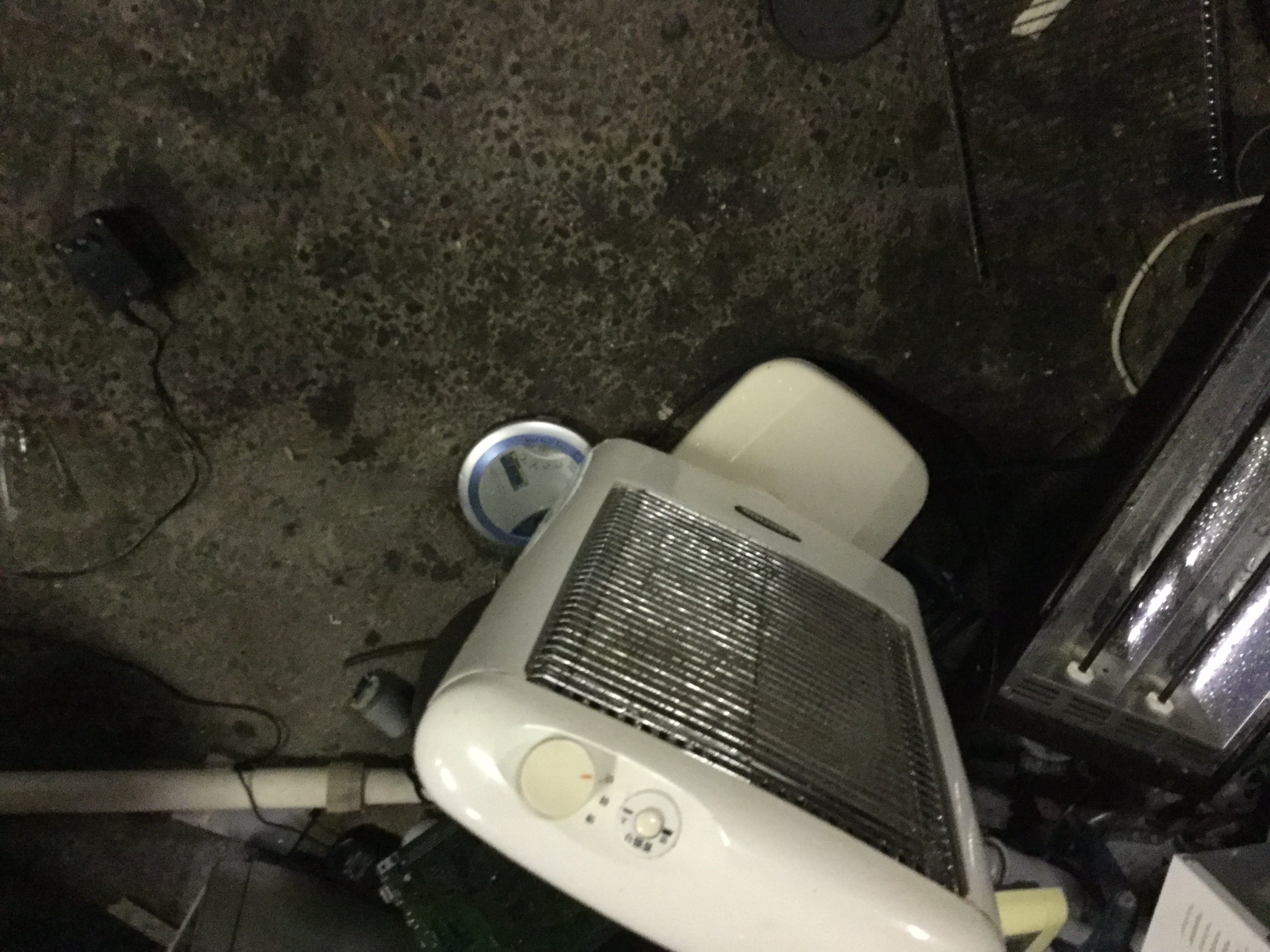 姫路市夢前町野畑付近で回収した電気ヒーターです。
