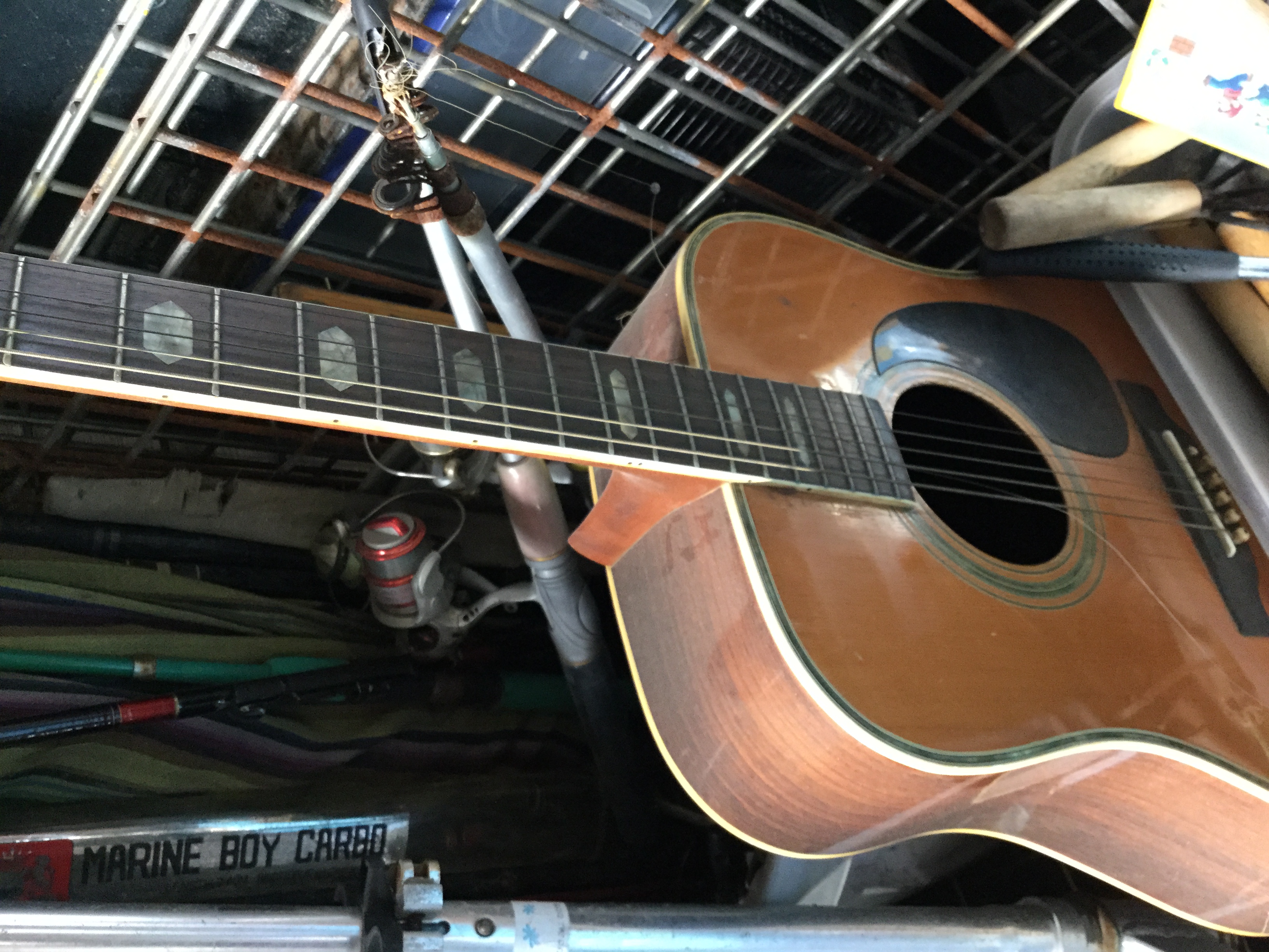 赤穂市三樋町付近で回収したギターです。