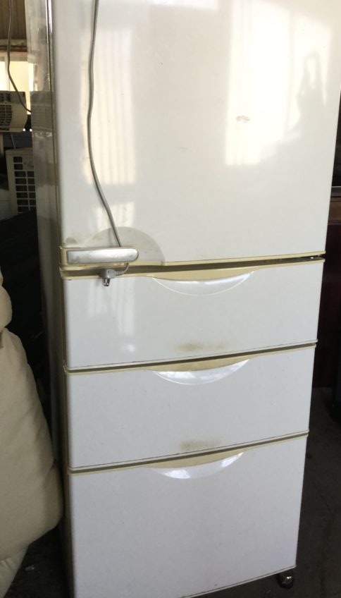 相生市若狭野町八洞付近で回収した冷蔵庫です。