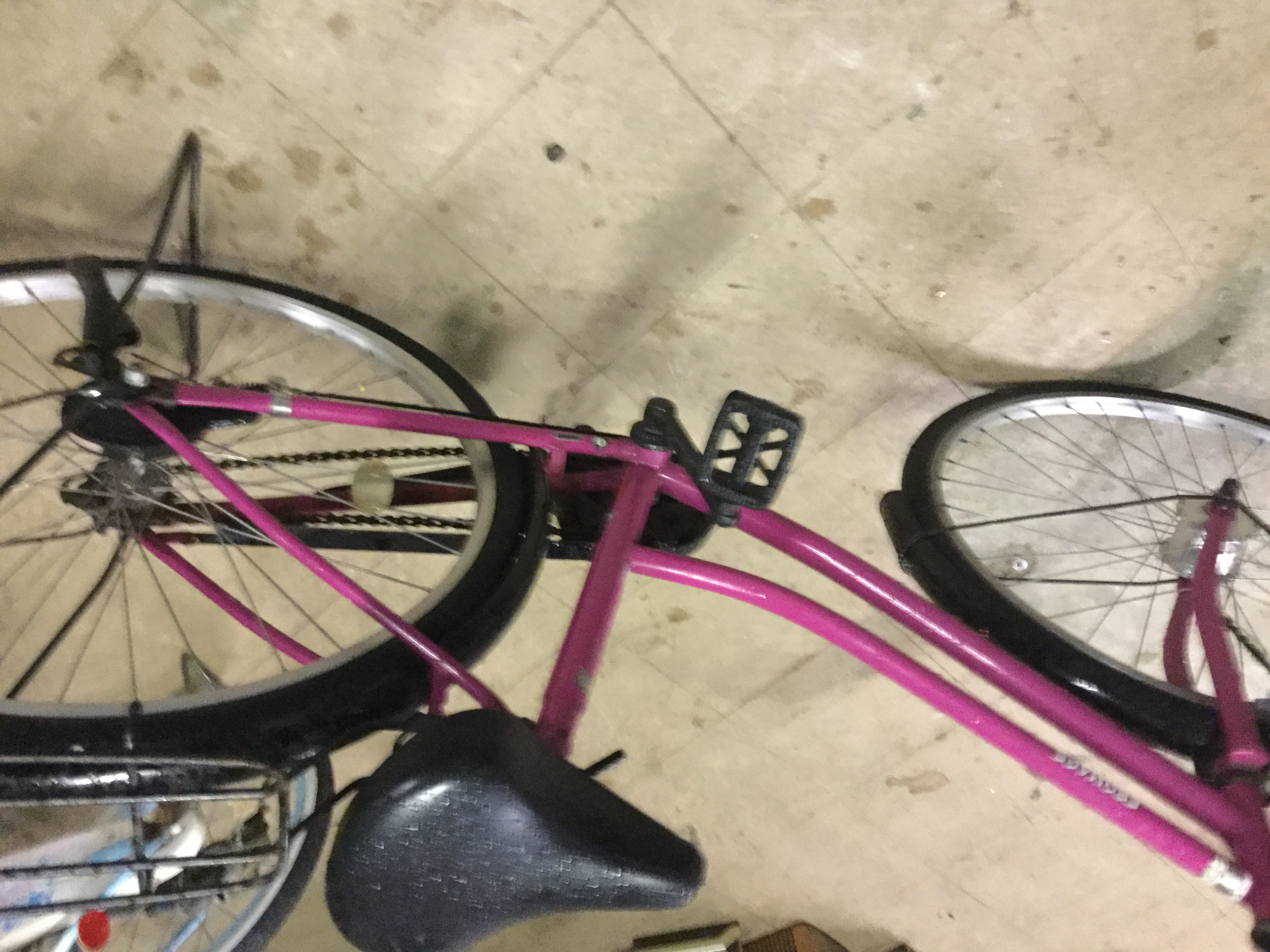ピンクの自転車です。