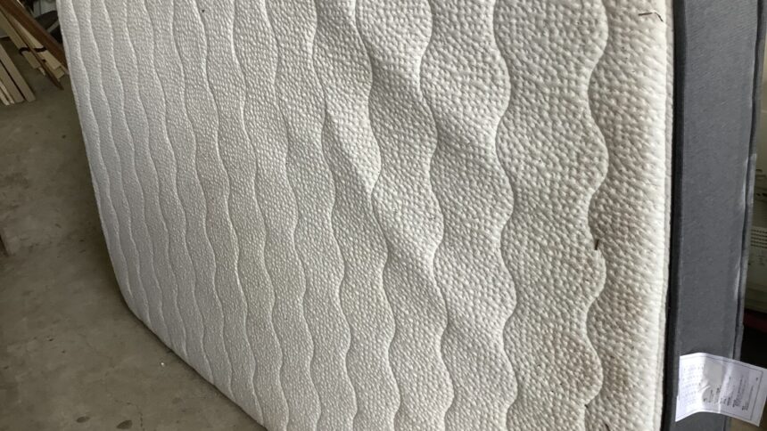 兵庫県姫路市でベッドと共に回収処分したマットレス